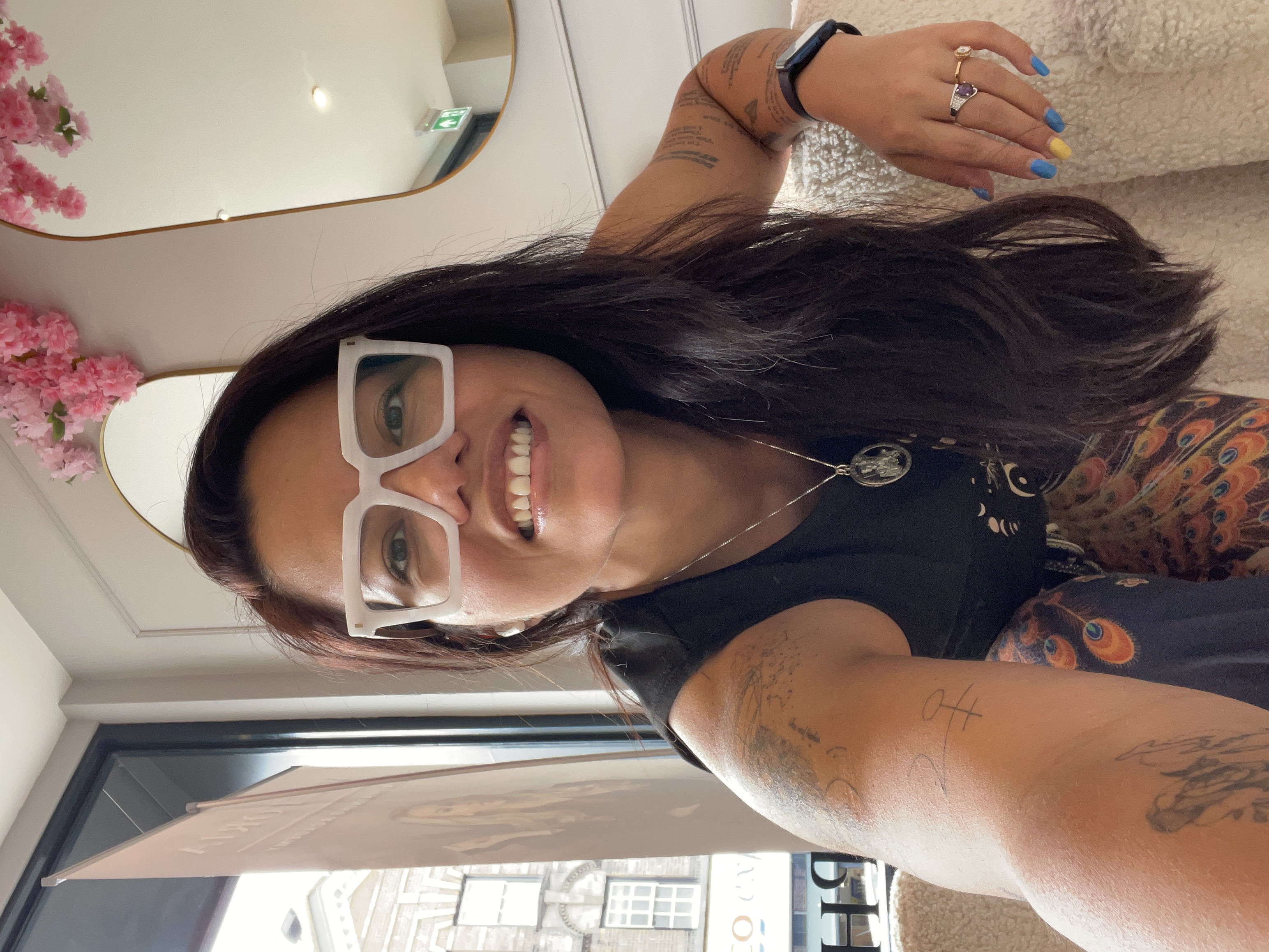 Raíza Máxx, smiling, on a street in the UK
